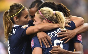 Marie-Laure Delie, Jessica Houara, Eugenie Le Sommer et Elodie Thomis après la victoire des Bleues sur la Corée du Sud le 21 juin 2015 à Montréal