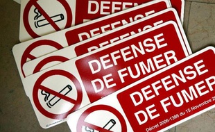 Des panonceaux d'interdictin de fumer sont prêts à être répartis dans les locaux d'une entreprise parisienne, le 31 janvier 2007