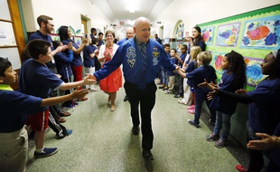 Scott Kelly rencontre les élèves d'une école primaire dans le New Jersey, le 19 mai 2016.