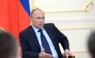 Le président russe Vladimir Poutine le 4 mars 2014 lors d'une rencontre avec des journalistes dans sa résidence dans la banlieue de Moscou