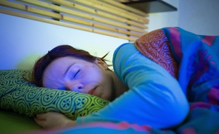 Illustration d'une femme qui dort.