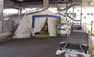 Des tentes provisoires installées devant l'accueil des urgences du CHU de Nantes.