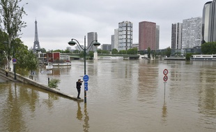 Le quai Louis Bleriot sur la Seine pres de la Maison de la Radio inonde en raison de la crue du fleuve suite a des pluies torrentielles.