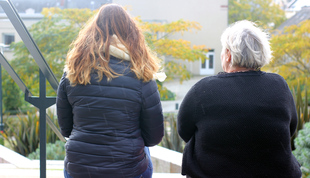 Karine Jambu (ici avec sa tante Laurence Brunet-Jambu) a porté plainte contre l'Etat pour faute lourde, estimant que la France ne l'a pas protégée lorsqu'elle était victime de viols répétés pendant son enfance.