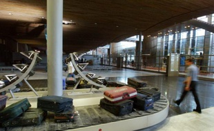 Dix-huit bagagistes sont jugés de mercredi à vendredi pour vol en réunion par le tribunal de Bobigny, accusés d'avoir forcé les bagages de milliers de voyageurs à Roissy