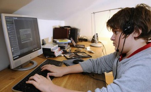 Un adolescent se connecte à Internet pour jouer en ligne le 5 janvier 2009.