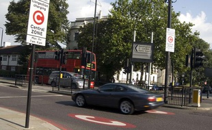 Une voiture entre dans la zone soumise au péage urbain, à Londres.