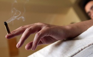 Le Sénat a adopté mercredi une proposition de loi du RDSE (à majorité radicaux de gauche) punissant d'une simple amende contraventionnelle le premier usage illicite de stupéfiants, plutôt que d'une peine de prison.