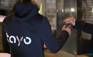 Un chauffeur Tayo conduit votre voiture pour vous ramener chez vous