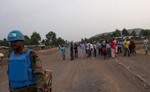 Un Casque bleu a été tué et trois autres ont été blessés mercredi dans l'est de la République démocratique du Congo où des hélicoptères et l'artillerie de la force de l'ONU en RDC ont pilonné des positions des rebelles du M23 en soutien aux forces de Kinshasa.