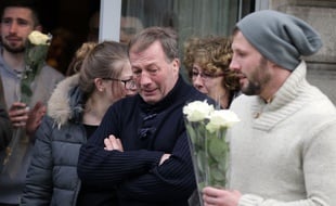 Alain Vastine (au centre) lors d'un rassemblement en hommage à son fils Alexis le 10 mars 2015.