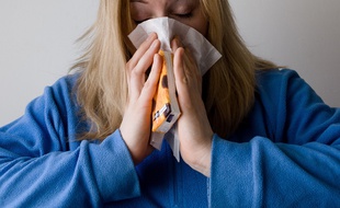 En avril, c'est le retour des allergies aux pollens... et les rendez-vous chez les allergologues s'en ressentent: plannings surbookés et délais à rallonge ne vont pas arranger les rhinites...