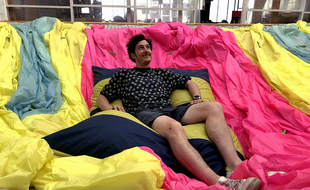 Louis Lefevre, fondateur de «La Tete dans les nuages», une entreprise qui fabrique des poufs à partir de toile de montgolfières.