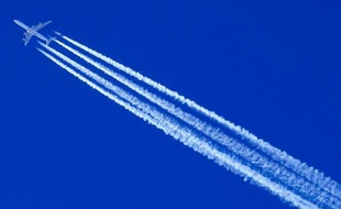 La direction d'Airbus Group et les syndicats européens du groupe d'aéronautique et de défense étaient réunis lundi en région toulousaine pour discuter du détail de son plan de 5.800 suppressions d'emplois.