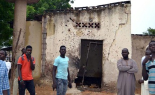 Des habitants de Maiduguri au Nigeria devant une mosquée où une attaque de Boko Haram a fait de nombreux morts, le 21 septembre 2015
