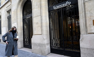 Une étudiante qui passe devant l'IEP de Paris, en février 2021.