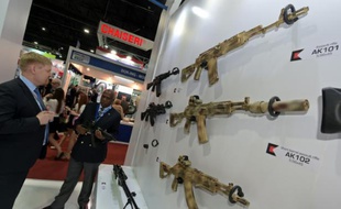 Un stand de kalachnikov russes au salon "Défense et Sécurité" le 3 novembre 2015 à Bangkok