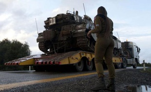 L'armée israélienne a tiré dimanche des coups de semonce en direction de la Syrie à la suite de la chute d'un obus de mortier syrien dans la partie du Golan occupée par Israël, premier incident du genre depuis près de 40 ans, selon des sources militaires israéliennes.