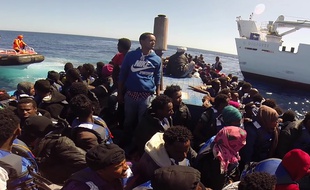 Près de 4000 migrants secourus dans le canal de Sicile.
