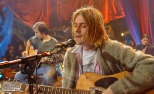 Le chanteur Kurt Cobain (et son gilet) lors du MTV Unplugged de 1993
