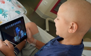 Grâce à Buddy, un petit robot installé chez lui, Alexis, isolé dans sa chambre d'hôpital, a pu garder le lien avec sa soeur Carla.