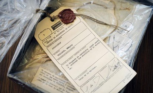 L'un des scellés de l'affaire Grégory, examiné par la Cour d'appel de Dijon en 2008.