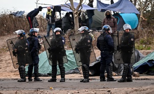 Des forces de l'ordre dans un camp de migrants. (archives)