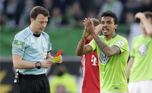 Luiz Gustavo (en vert) écope d'un carton (rouge).
