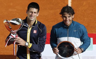 Novak Djokovic et Rafael Nadal après la finale du tournoi de Monte-Carlo remportée par le Serbe, le 21 avril 2013.