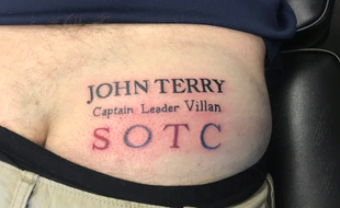 Suite à un pari perdu, un fan d'Aston Villa s'est tatoué le nom de John Terry sur les fesses.