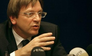 Le Premier ministre belge Guy Verhofstadt est parvenu a dégager un accord dans la nuit de mardi à mercredi pour former un gouvernement intérimaire avec cinq partis et permettre un premier déblocage après six mois de paralysie politique dans le pays.