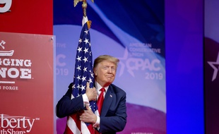 Pendant son discours lors du grand rendez-vous annuel des conservateurs, Donald Trump a enlacé le drapeau américain.