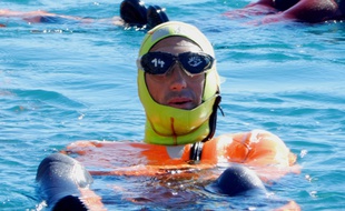 Entraînement à la désorientation de nuit avec des lunettes opaques.