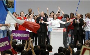 Ségolène Royal a cherché lundi à Nantes à faire renaître l'espoir de changement porté par François Mitterrand, en souhaitant "une alternance d'aussi grande ampleur" qu'en 1981, une façon de marquer sa différence avec le candidat centriste François Bayrou.
