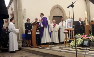 Un hommage religieux a été rendu au gendarme Arnaud Beltrame, le 29 mars 2018 à Trédion, dans le Morbihan.