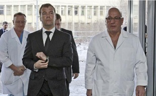Dmitri Medvedev, lors de sa visite à l'hôpital Sklifosovsky, hier.