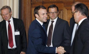 Le ministre français de l'Economie Emmanuel Macron lors d'une rencontre avec les représentants des industries agroalimentaires le 23 octobre 2014 à Paris