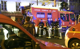 Secours et pompiers près du Bataclan à Paris, lors des attentats du 13 novembre 2015.