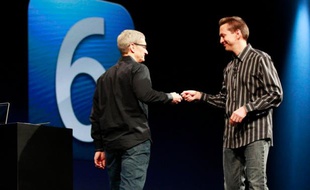 La patron d'Apple, Tim Cook (gauche) et l'architecte en chef d'iOS Scott Forstall, présentent iOS 6, le 11 juin 2012, à San Francisco.