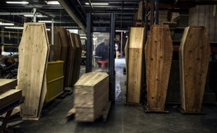 Des cercueils sont fabriqués dans une usine, le 29 octobre 2012 à Reyrieux (Rhône-Alpes)