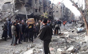 Distribution d'aide alimentaires aux réfugiés du camp de Yarmuk le 24 mars 2014 en Syrie