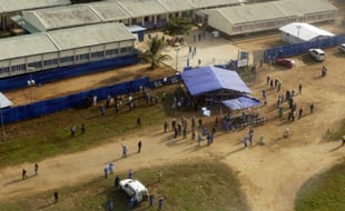 Un centre de traitement du virus Ebola à Freetown en Sierra Leone, le 19 décembre 2014
