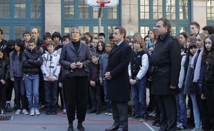 Nicolas Sarkozy (au centre) et Luc Chatel, ministre de l'Education (à droite) au collège Couperin du 4e arrondissement de Paris, le 20 mars 2012.