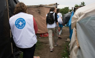 Des bénévoles de Médecins du Monde au campement de la "Nouvelle jungle", le 7 juillet 2015 à Calais, où se sont installés les migrants qui essaient de passer en Grande-Bretagne