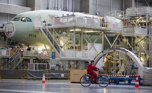 Au sein de la chaîne d'assemblage de l'A330, dans l'agglomération toulousaine.