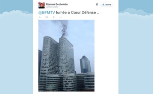 Une épaisse fumée noire s'échappait ce mercredi matin du toit d'une tour de la Défense.