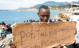 Les migrants installés sur les enrochements, côté italien, face à Menton.