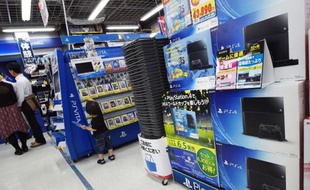 Des consoles Playstation 4 en vente le 13 août 2014 dans un magasin de Tokyo