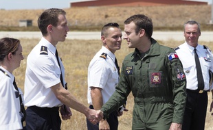 Emmanuel Macron salue un militaire lors d'une visite à Istres le 20 juillet 2017