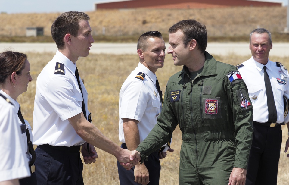 960x614_emmanuel-macron-salue-militaire-